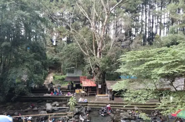 Wisata pemandian air panas Cipaniis yang ada di kaki Gunung Ciremai, Kuningan, Jawa Barat. (Sumber : Gmaps/andi saepul)