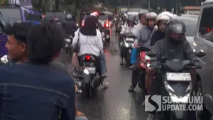 Kondisi lalu lintas di jalan nasional sukabumi bogor pasca longsor tol bocimi seksi 2 (Sumber: sukabumiupdate)