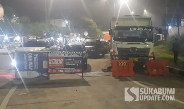Sejumlah sopir menunggu di Gerbang Tol Parungkuda, Kabupaten Sukabumi, Rabu (6/5/2026) malam, akibat penutupan akses Tol Bocimi arah Bogor-Jakarta dampak longsor di KM 72. (Sumber Foto: SU/Ibnu)