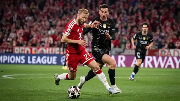 Aksi Laimmer tengah berduel dengan Fabian Ruiz di leg kedua Liga Champions antara Bayern Munchen vs PSG (Sumber: web/fcbayern.com)