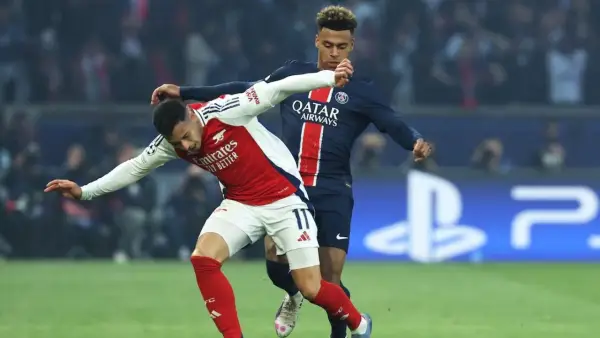 Duel Gabriel Martinelli dan Desire Doue saat Arsenal menghadapi PSG di Liga Champions (Sumber: web/en.as.com)