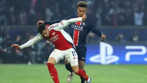 Duel Gabriel Martinelli dan Desire Doue saat Arsenal menghadapi PSG di Liga Champions (Sumber: web/en.as.com)