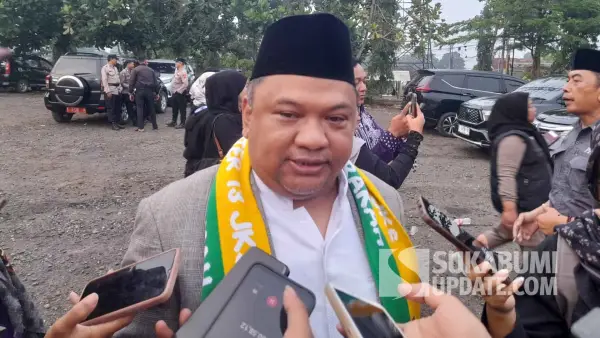 Ketua DPRD Kabupaten Sukabumi, Budi Azhar Mutawali, menghadiri pelepasan 62 jemaah haji kloter 13. (Sumber Foto: SU/Ibnu)