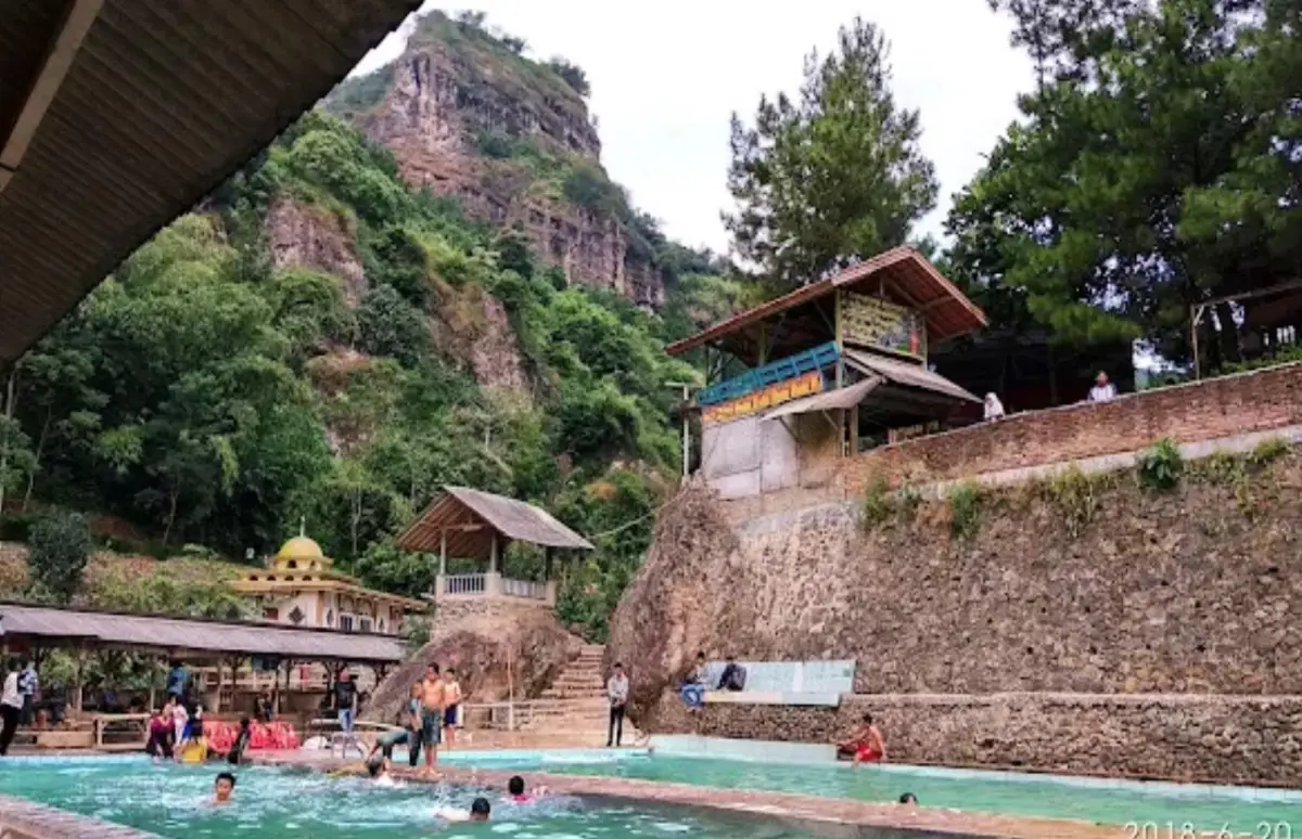 Kolam renang di wisata Lembah Curugan Gunung Putri Cililin, Bandung barat