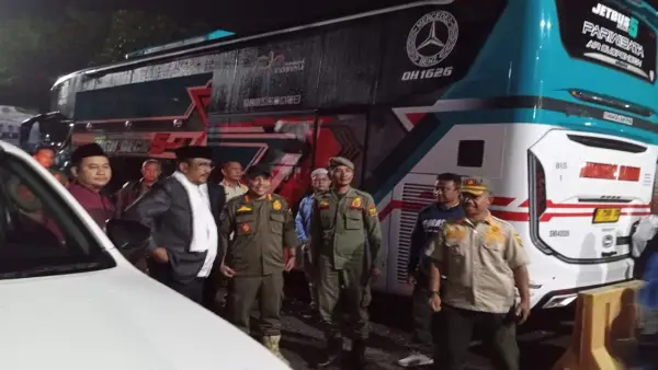 Petugas Satpol PP saat melakukan pengawalan pemberangkatan calon jemaah haji Kabupaten Sukabumi | Foto : dok. Satpol PP