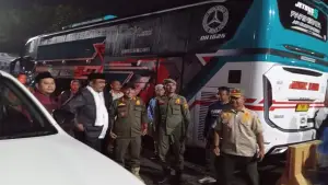 Petugas Satpol PP saat melakukan pengawalan pemberangkatan calon jemaah haji Kabupaten Sukabumi | Foto : dok. Satpol PP