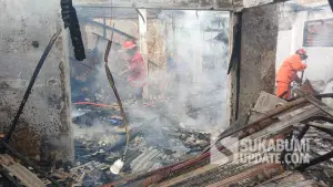 Petugas Damkar saat menetralisir titik api di lokasi kebakaran kios ayam geprek di Cikembar Sukabumi. (Sumber Foto: Dok. Polsek Cikembar)