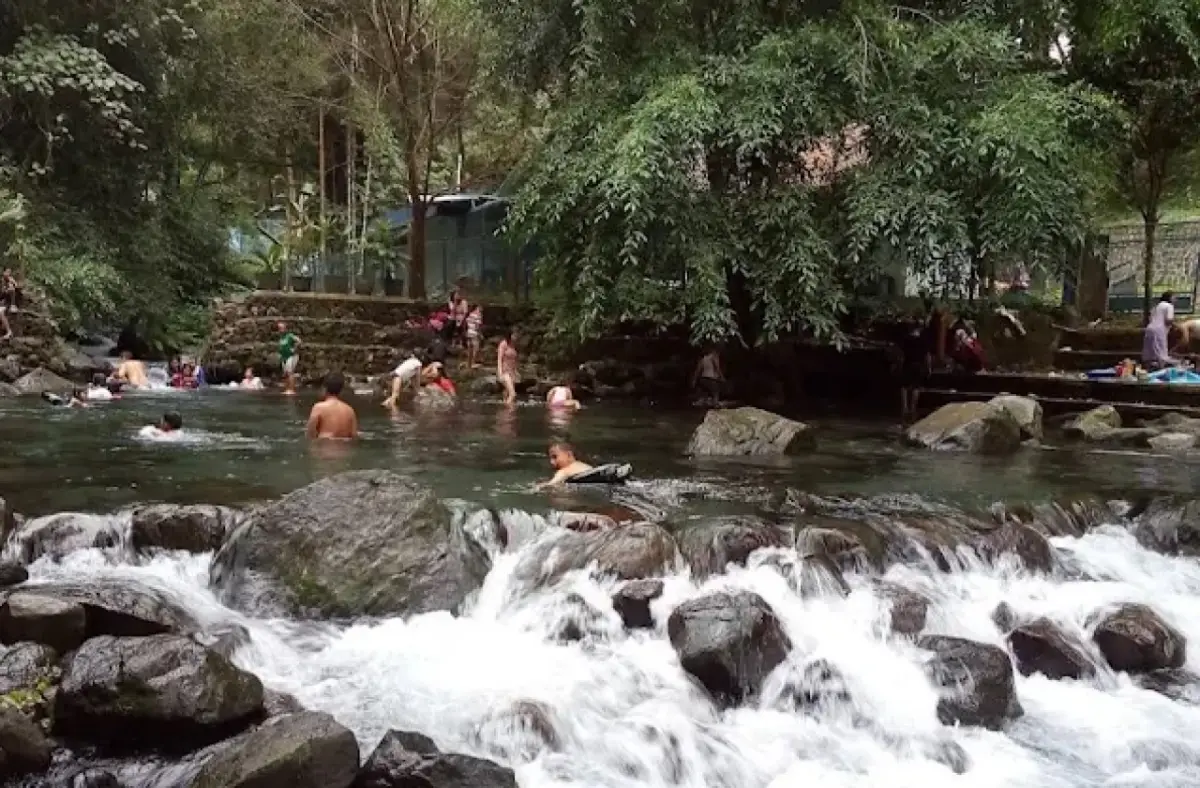 Daya Tarik Pemandian Cipaniis, Menikmati Kesegaran Air Panas Alami di Kaki Gunung Ciremai
