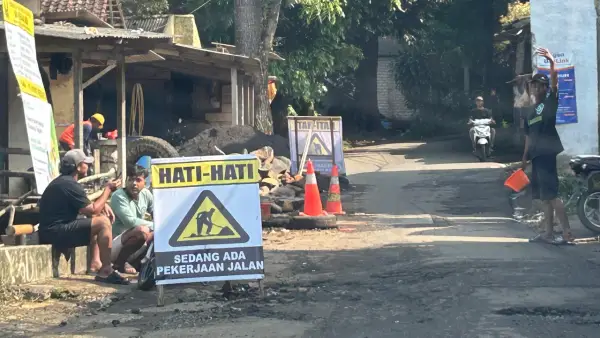 Pembangunan drainase melintang berupa gorong-gorong di ruas jalan Pakuwon-Cipeuteuy oleh Dinas PU Kabupaten Sukabumi. (Sumber: Istimewa)