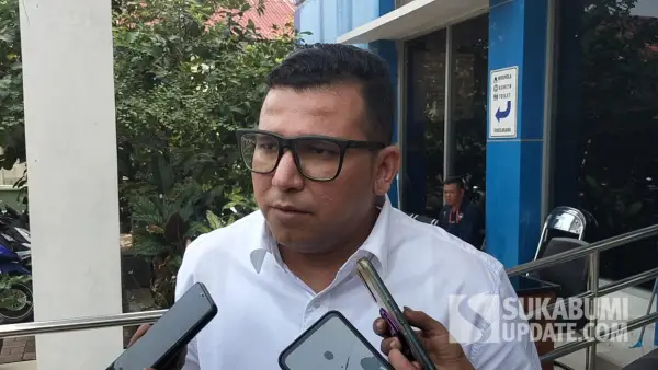 Ketua Komisi II DPRD Kabupaten Sukabumi, Hamzah Gurnita saat diwawancarai. (Sumber: SU/Ilyas Supendi)