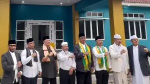 Bupati Asep Japar, Wakil Bupati Andreas bersama jajaran MUI Kabupaten Sukabumi saat berfoto di depan gedung MUI. (Sumber: Istimewa)