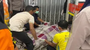 Evakuasi korban meninggal di minimarket di Kalibunder, Kabupaten Sukabumi | Foto : dok.warga