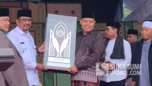 Bupati Sukabumi Asep Japar saat memberikan piagam kepada Camat Waluran Habiburrohman. (Sumber Foto: Istimewa)