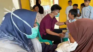 Tim Usaha Kesehatan Gigi Sekolah (UKGS) UPTD Puskesmas Kalibunder saat melaksanakan kegiatan pelayanan kesehatan gigi dan mulut di SDN 1 Kalibunder, Kabupaten Sukabumi, Jumat (8/5/2026) | Foto : dok.puskesmas