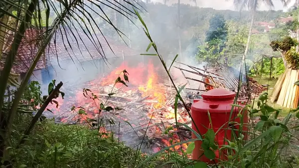 Kondisi rumah milik warga di Kampung Cigorowek, Desa Cimahpar, Kecamatan Kalibunder, Kabupaten Sukabumi, yang hangus terbakar, Jumat (8/5/2026) pagi | Foto : dok. warga