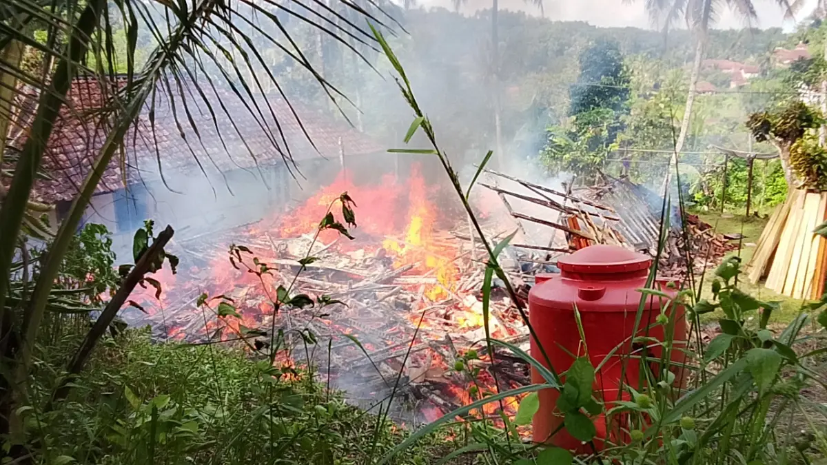 Kebakaran Hanguskan Rumah Cecep di Kalibunder, Traktor dan Motor Ikut Terbakar
