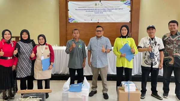 Anggota DPRD Jabar Muhammad Jaenudin saat penyerahan bantuan peralatan kepada peserta pelatihan Mobile Training Unit (MTU) Disnakertrans Jabar | Foto : dok. Tim adc