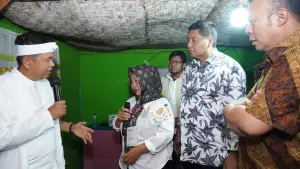 Gubernur Jawa Barat Dedi Mulyadi bersama Menteri PKP Maruarar Sirait di lokasi rumah milik Lis Mulyani, salah satu penerima manfaat. (Sumber Foto: Kementerian PKP)