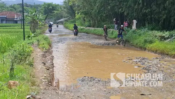 Kondisi jalan ruas Mataram–Cijaksa di wilayah Kecamatan Jampangkulon Kabupaten Sukabumi mengalami kerusakan parah dan membahayakan pengendara. (Sumber Foto: SU/Ragil Gilang)