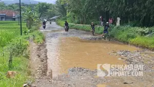 Kondisi jalan ruas Mataram–Cijaksa di wilayah Kecamatan Jampangkulon Kabupaten Sukabumi mengalami kerusakan parah dan membahayakan pengendara. (Sumber Foto: SU/Ragil Gilang)