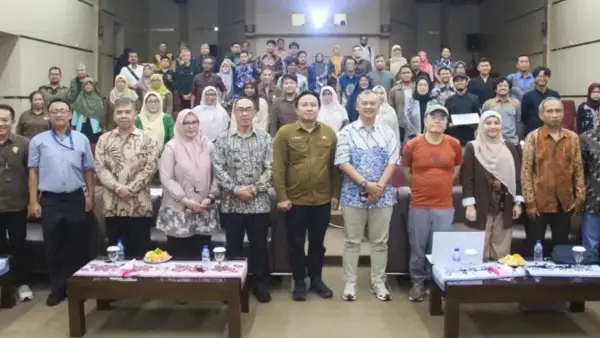 Sekda Kabupaten Sukabumi Ade Suryaman bersama Bapperida dan BRIN berfoto bersama peserta Musrenbang Riset dan Inovasi. (Sumber Foto: Prokompim Pemkab Sukabumi)