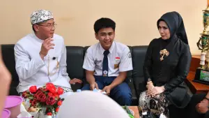 Wagub Jabar Erwan Setiawan saat bertemu Ihsan siswa SMPN 1 Tanjungsari Sumedang yang viral karena putus sekolah. (Sumber Foto: Humas Jabar)
