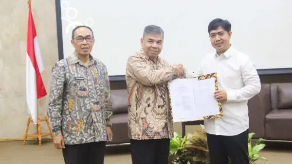 Sekda Ade Suryaman, Kepala Bapperida Toha Wildan dan  Kepala Pusat Riset Teknologi, Manufaktur Peralatan, Organisasi Riset Energi dan Manufaktur BRIN, Taufik Hidayat. (Sumber Foto: Dok. Bapperida)