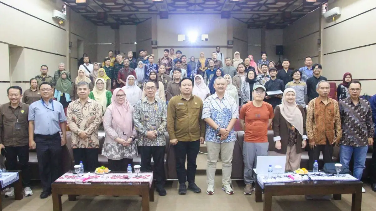 Sekda Kabupaten Sukabumi Ade Suryaman bersama Bapperida dan BRIN berfoto bersama peserta Musrenbang Riset dan Inovasi.