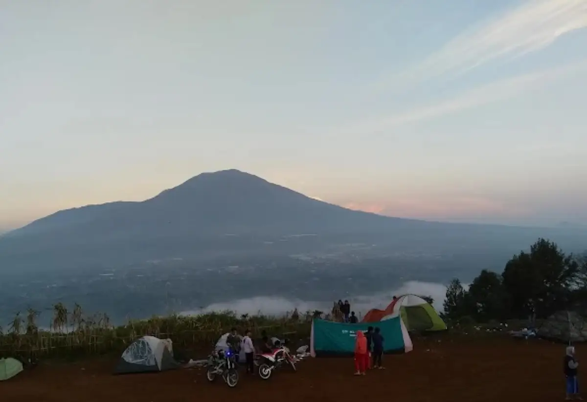 Bukit Sabak dan Pemandangan Gunung Gede yang Selalu Dirindukan