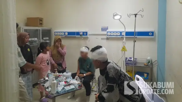 Kedua pelajar korban pembacokan di Cibadak saat mendapatkan perawatan medis di RS Sekarwangi. (Sumber: SU/Ibnu Sanubari)