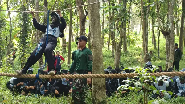 Ratusan siswa SMAN 1 Jampangtengah saat digemblang oleh TNI AL. (Sumber: Istimewa)
