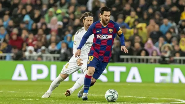 Lionel Messi dibayang-bayangi Sergio Ramos di laga Barcelona menghadapi Real Madrid (Sumber: web/laliga.com)