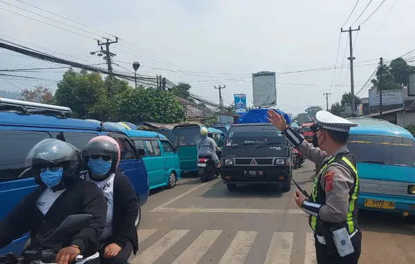 Polisi saat mengatur arus lalu lintas. (Sumber: Istimewa)