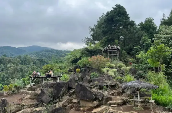 Bukit Batu Nyongclo, sebuah tempat camping di Majalengka untuk dijadikan tujuan wisata saat menikmati libur akhir pekan (Sumber : Gmaps/Levita Ardyagarani)