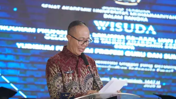 Wali Kota Sukabumi, Ayep Zaki saat memberikan sambutan dalam acara Wisuda UMMI Gelombang II Tahun Akademik 2025/2026. (Sumber Foto: Dokpim Pemkot Sukabumi)