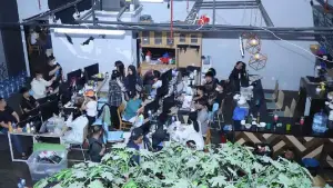 Aparat kepolisian mengamankan ratusan warga negara asing (WNA) yang diduga menjadi operator dan pengelola sindikat judol internasional dalam penggerebekan di Hayam Wuruk Plaza Tower, Jakarta, 9 Mei 2026. (Sumber Foto: Dok. Polri)