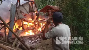 Kebakaran rumah panggung yang dihuni pasangan paruh baya di Sagaranten Sukabumi diduga akibat percikan api dari tungku. (Sumber Foto: Istimewa)
