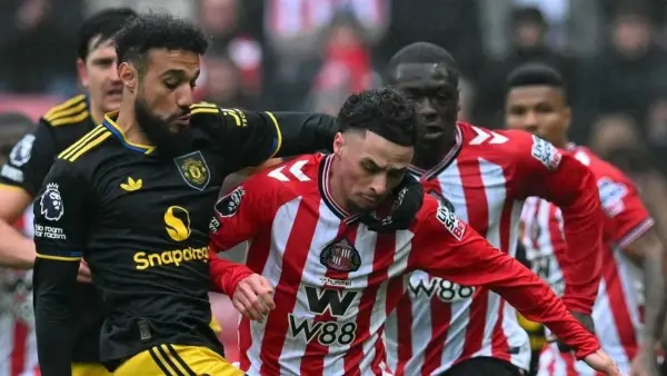 Pemain Manchester United, Mazraoui, tengah berduel dengan pemain Sunderland (Sumber: instagram/@manutd)