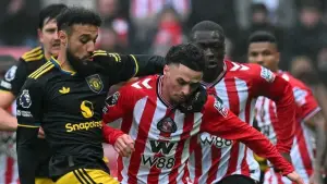 Pemain Manchester United, Mazraoui, tengah berduel dengan pemain Sunderland (Sumber: instagram/@manutd)