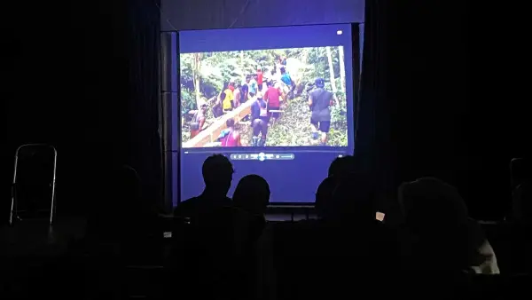 Suasana nobar film dokumenter Pesta Babi yang digelar BEM FIS UMMI Sukabumi, Jumat (8/5/2026). (Sumber Foto: Dok. BEM FIS UMMI)