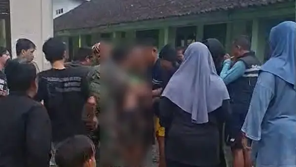 Screenshoot video amatir seorang pria yang diamuk massa usai diduga mencabuli anak tirinya. (Sumber : Istimewa.).