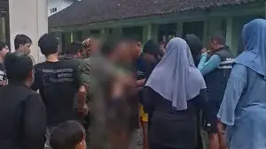 Screenshoot video amatir seorang pria yang diamuk massa usai diduga mencabuli anak tirinya. (Sumber : Istimewa.).