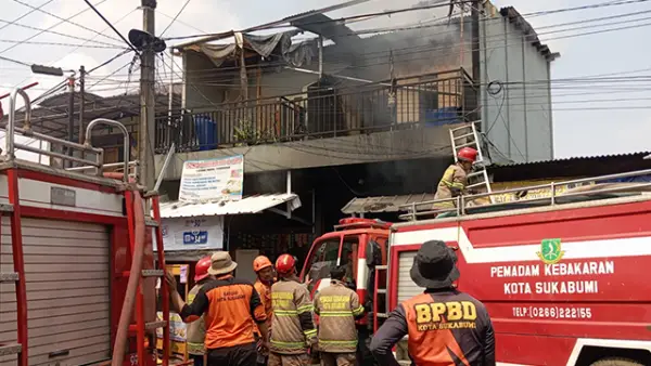 TKP kebakaran rumah makan padang di Jalan Pabuaran RT 05 RW 05, Kelurahan Dayeuhluhur, Kecamatan Warudoyong, Kota Sukabumi. (Sumber : Istimewa.).