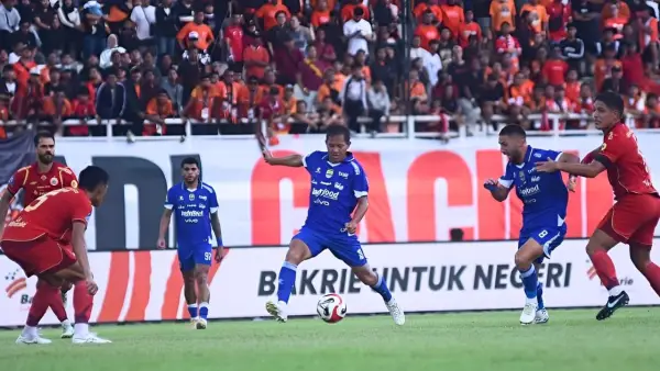 Aksi gelandang Persib Bandung, Adam Alis, saat menghadapi Persija Jakarta di Stadion Segiri, Samarinda. (Sumber: web/persib.co.id)