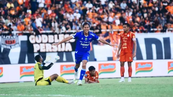 Selebrasi Adam Alis setelah mencetak gol ke gawang Persija Jakarta (Sumber: web/persib.co.id)
