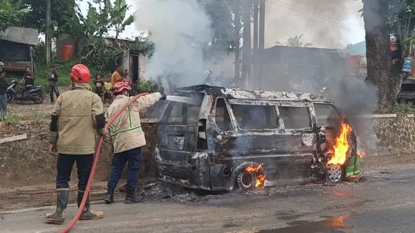 Sebuah angkot trayek Cibadak-Cikembang terbakar saat menjalani perbaikan knalpot di Desa Sekarwangi, Kecamatan Cibadak, Sukabumi, Minggu (10/5/2026) | Foto : dok. damkar