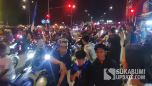 Suasana konvoi dan perayaan kemenangan Persib Bandung atas Persija Jakarta di kawasan Exit Tol Parungkuda, Sukabumi, berlangsung meriah dan mendapat pengamanan kepolisian | Foto : Ibnu Sanubari