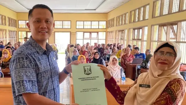 Sekretaris Disdik Kabupaten Sukabumi, Herdiawan Waryadi, menyerahkan SK kenaikan pangkat guru kepada tenaga pendidik dari 47 kecamatan. (Sumber: Istimewa)