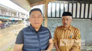 Wakil Bupati Sukabumi, Andreas (Kiri), tinjau langsung lokasi banjir di ruas Jalan Caringin-Cidahu, tepatnya di wilayah Desa Pondokkaso Tonggoh, Kecamatan Cidahu, Kabupaten Sukabumi, Senin (11/5/2026). (Sumber : SU/Ibnu Sanubari)