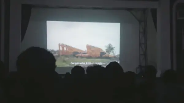 Mahasiswa dari berbagai organisasi kemahasiswaan nonton bareng (nobar) film dokumenter Pesta Babi bertajuk Panggung Rakyat Sukabumi di Gedung Juang 45, Jalan Veteran, Kota Sukabumi, Minggu (10/5/2026) malam | Foto : dok. warga